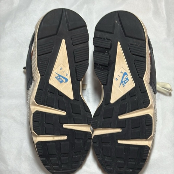 NIKE Air Huarache‎ Swoosh women’s Sz 8.5 lace up sneakers - Picture 11 of 12